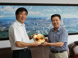 两地慈善总会领导相互交流座谈慈善工作