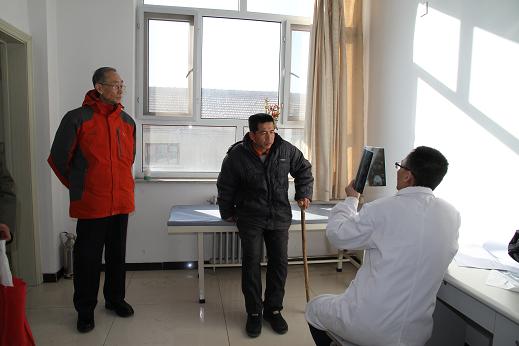 张家口市慈善总会副会长王士原陪同省优抚医院医生为股骨头坏死患者诊断病情