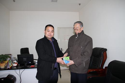 永辉超市店长李冒建向市慈善总会副会长兼秘书长王士原递交了价值20万元的“永辉慈善爱心卡”