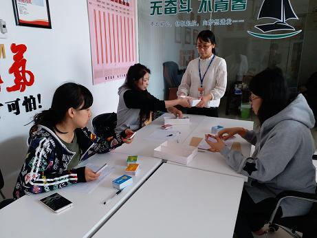 永辉超市股份有限公司负责人向张家口市桥东、桥西、宣化区民政局工作人员递交“永辉慈善爱心卡”