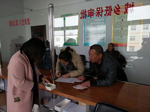 接受救助的困难群众现场领取“永辉慈善爱心卡”