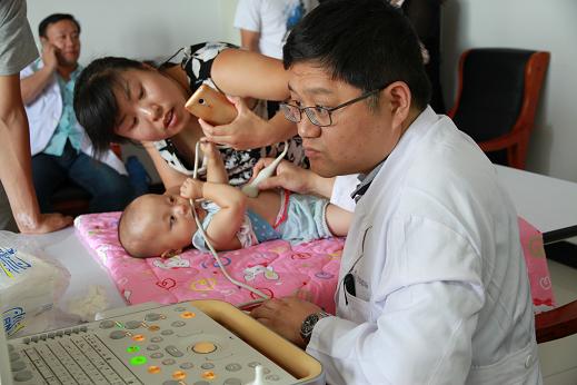 天津泰达国际心血管病医院医务人员为先心病患儿做心脏彩超