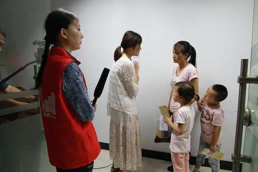 先心病患儿家长接受市电视台记者采访