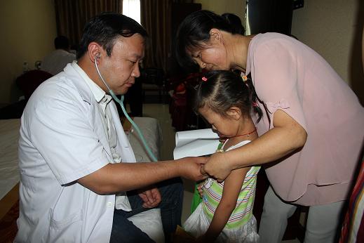 移动公司志愿者在中国移动爱“心”行动张家口站为先心病患儿筛查活动提供志愿服务