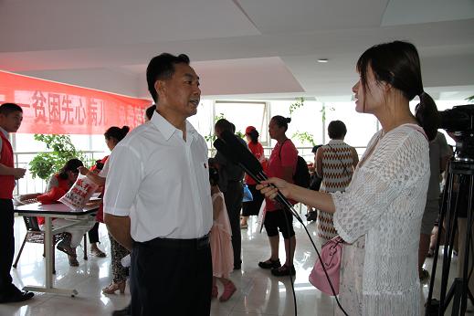 张家口市民政局副局长李胜杰接受市电视台记者采访