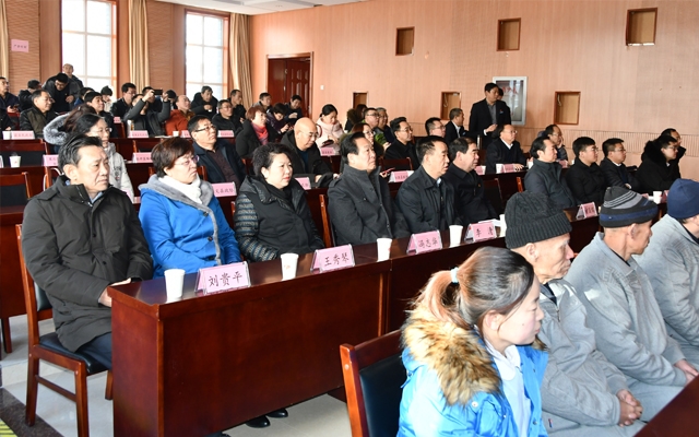市政协常务副主席褚国儒、副主席申全民、秘书长甄桂星,市民政局局长罗利民,市慈善总会会长李清,爱心企业代表等参加捐赠仪式。