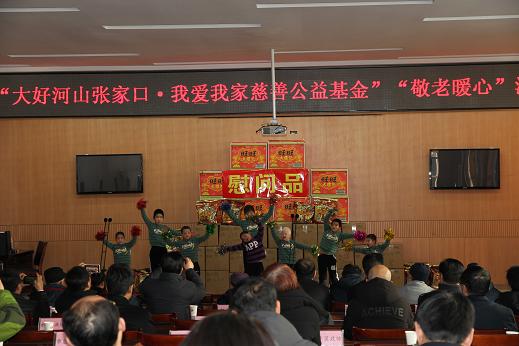 市民政事业服务中心儿童福利院孤儿在捐赠仪式现场表演节目