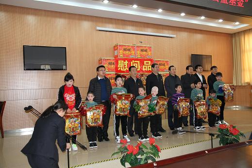 市政协常务副主席褚国儒、秘书长甄桂星,市民政局局长罗利民,市慈善总会会长李清、爱心企业家代表为孩子们送上了慰问大礼包。