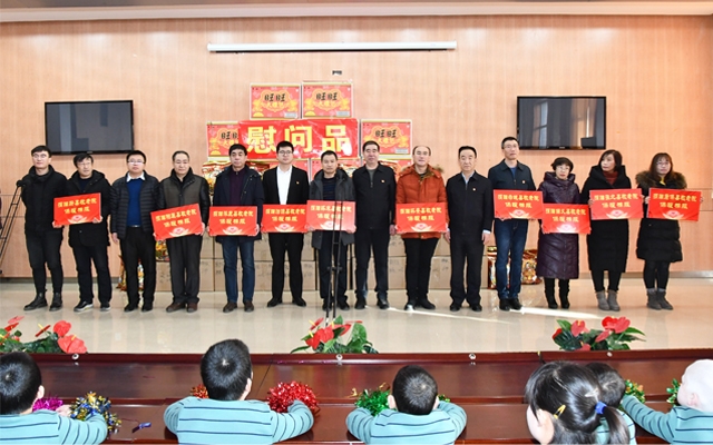 市政协领导、爱心企业家代表分别向各县区民政局长赠授“捐赠牌”
